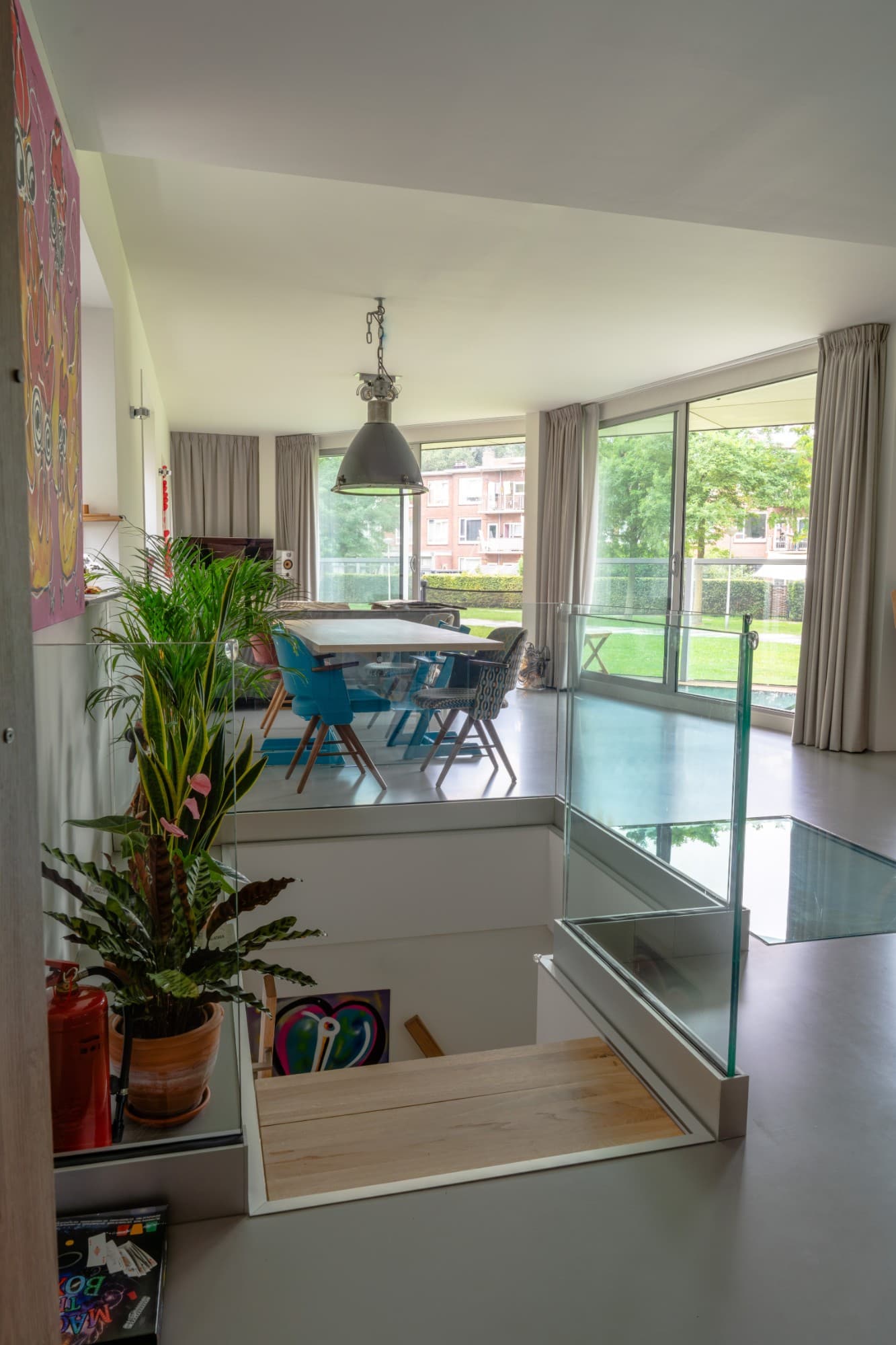 Woonkamer met glazen trapgat naar de nieuwe woonlaag, Amsterdam