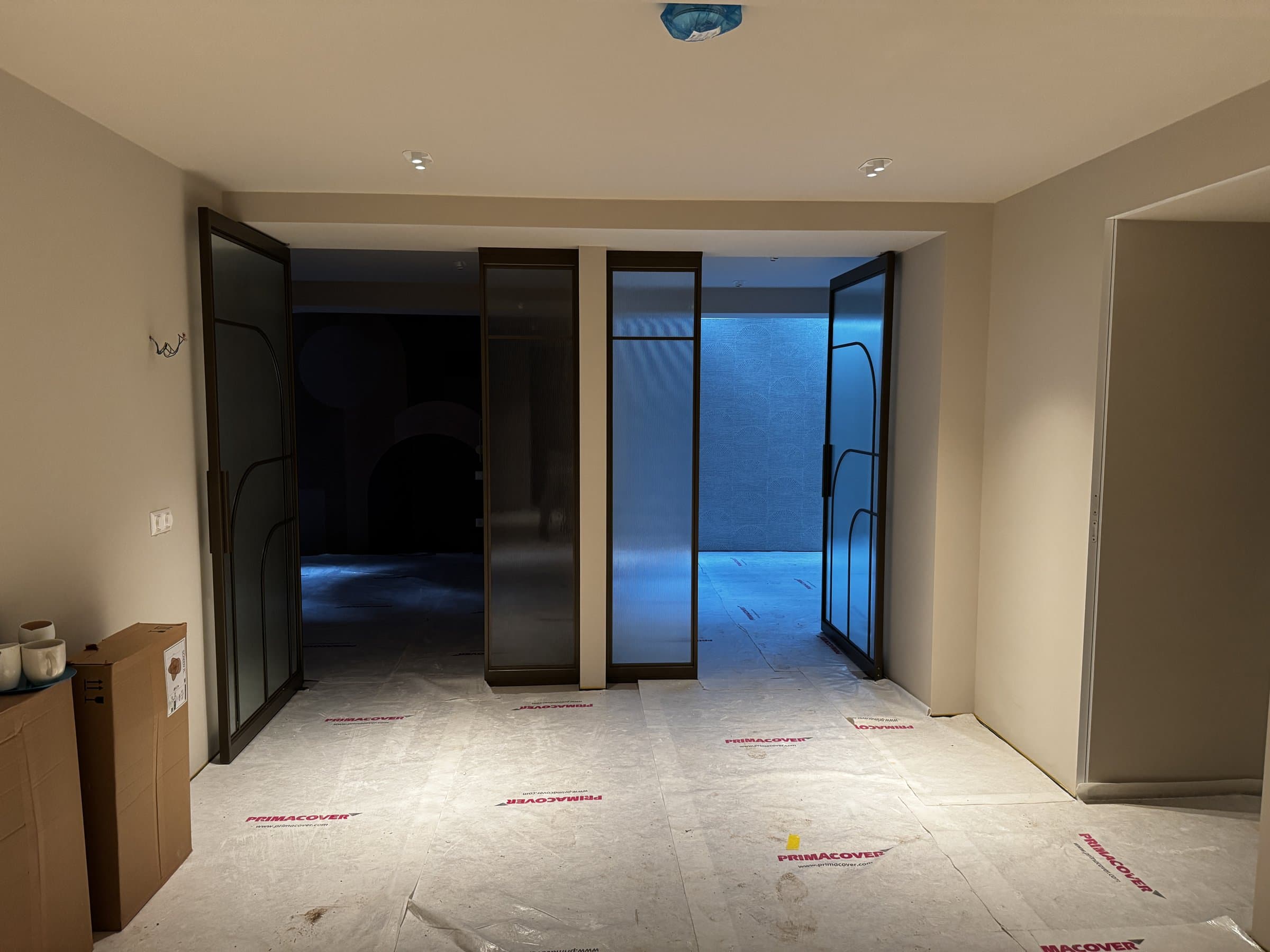 Kelder in afbouw met glazen deuren, Bussum