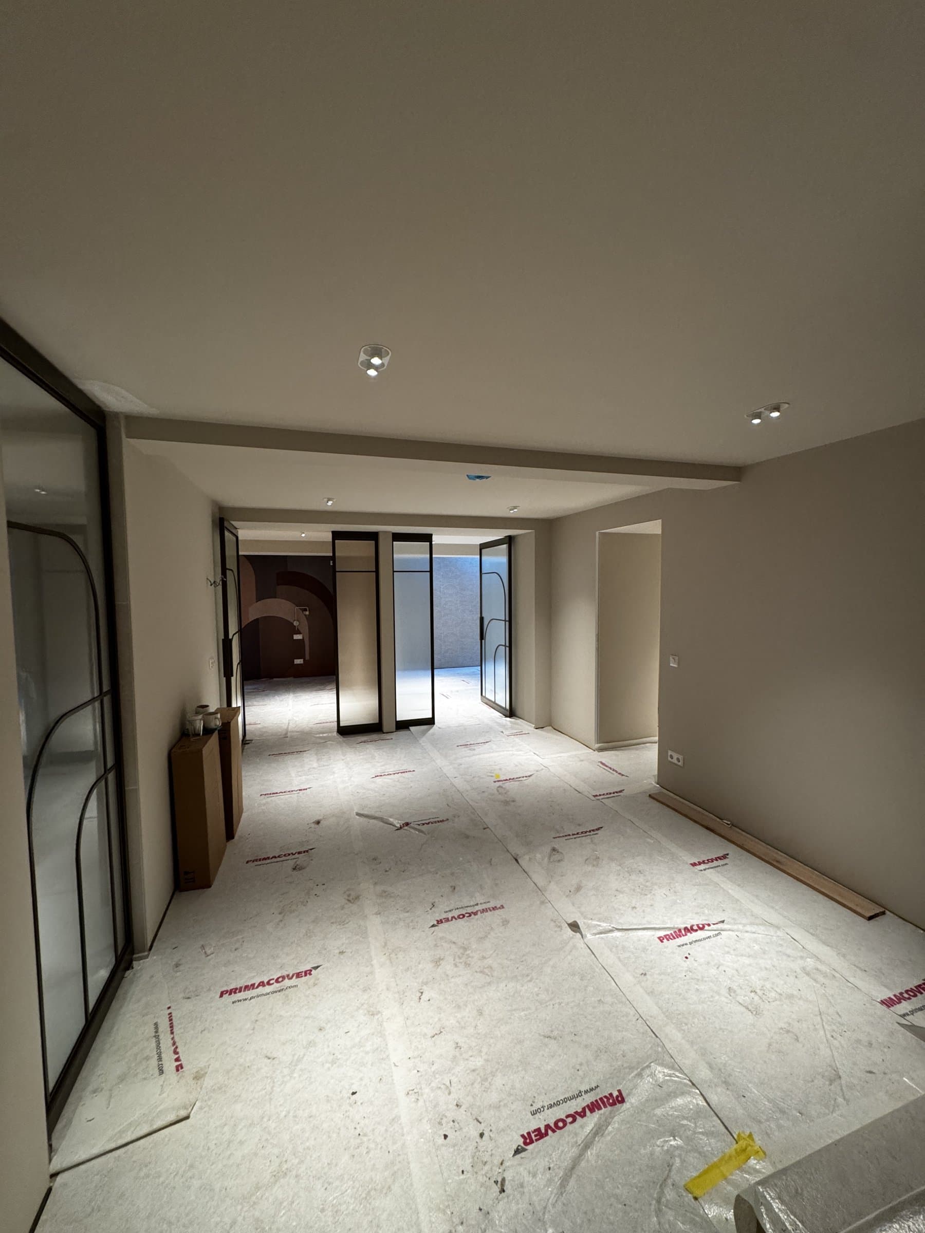 Doorkijk door de kelder in afbouw, Bussum