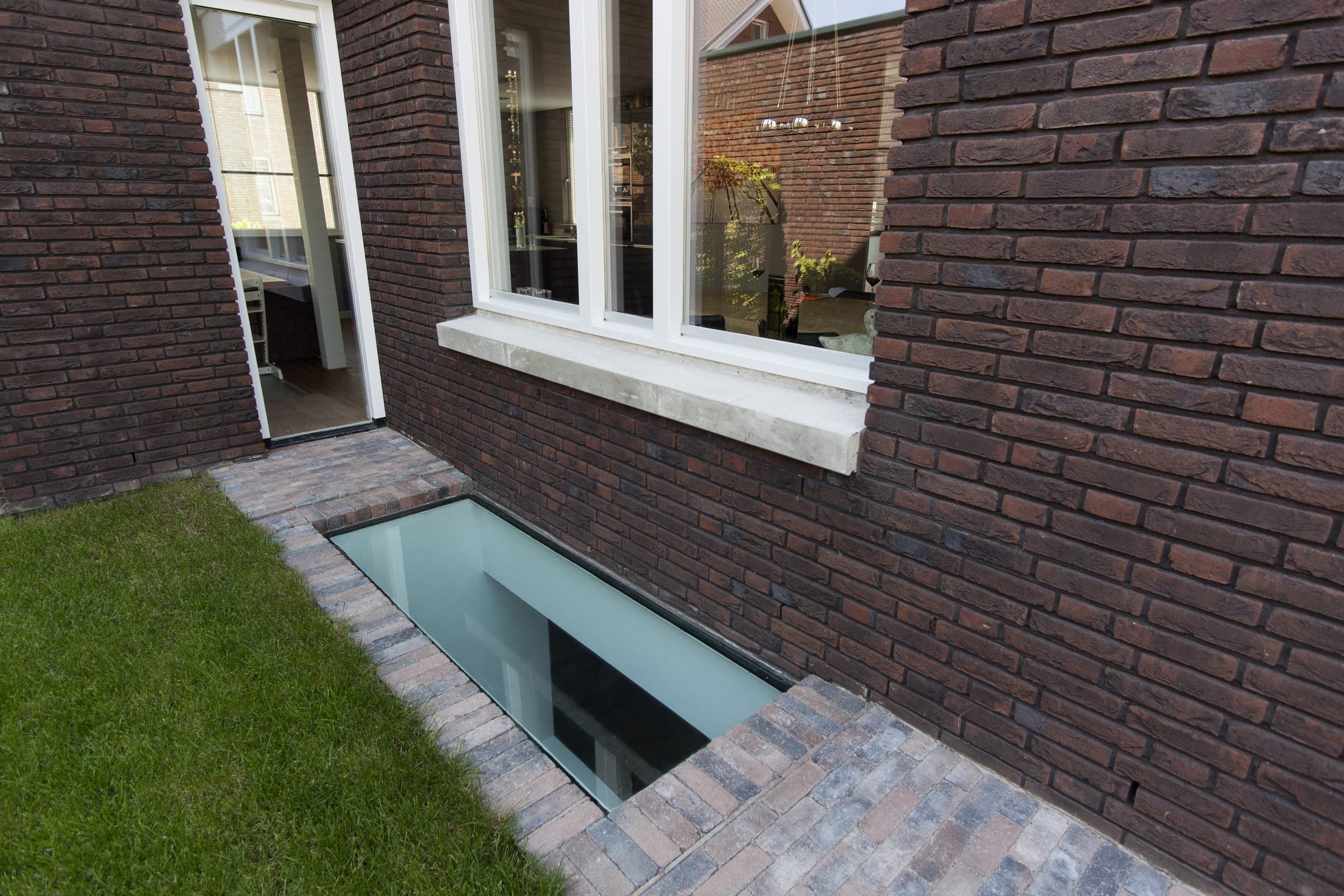 Lichtschacht met beloopbaar glas langs de gevel, Vleuten