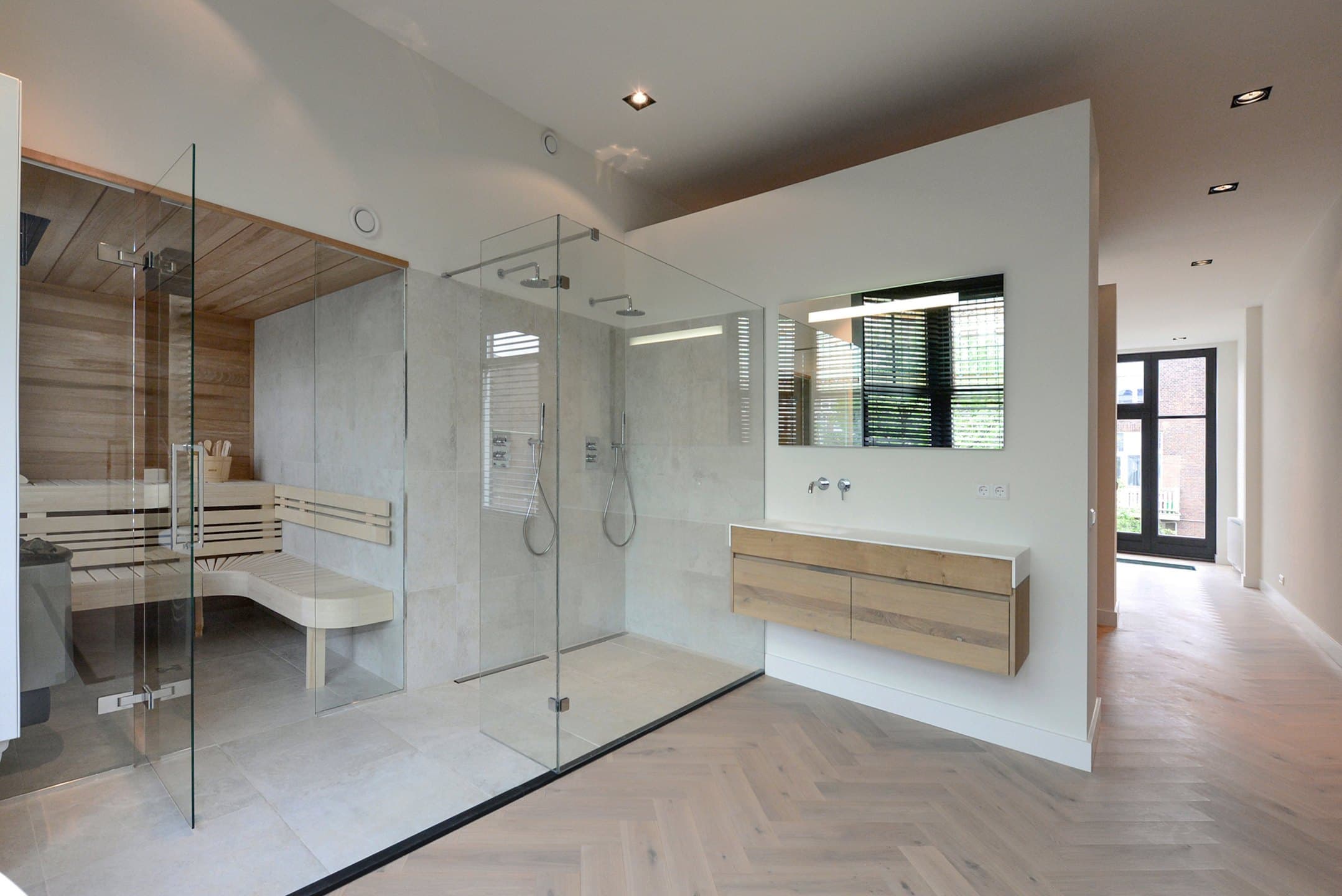 Inloopdouche en sauna achter glas, Den Haag