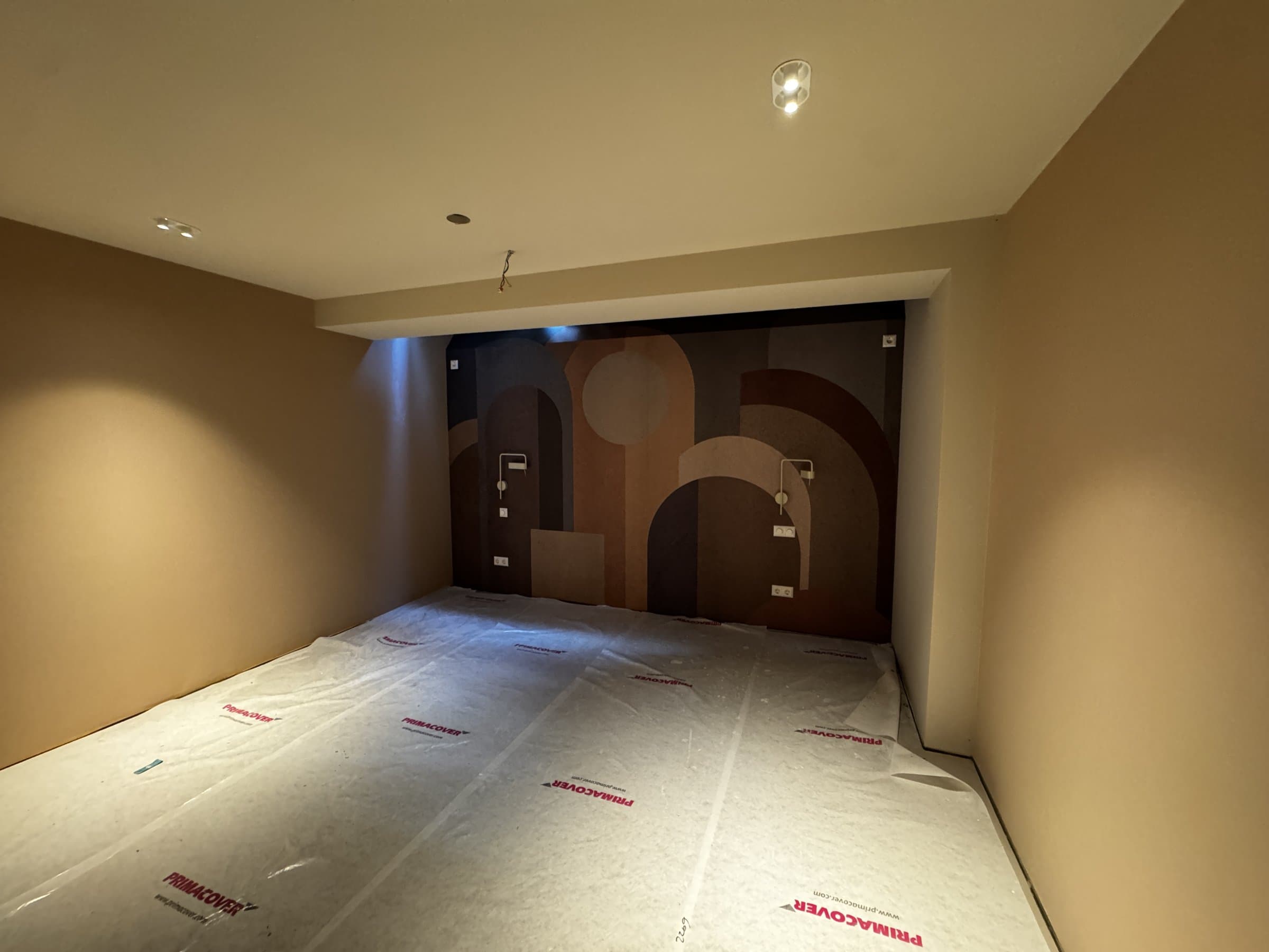 Kelder in afbouw in Bussum, met wand in boogmotief