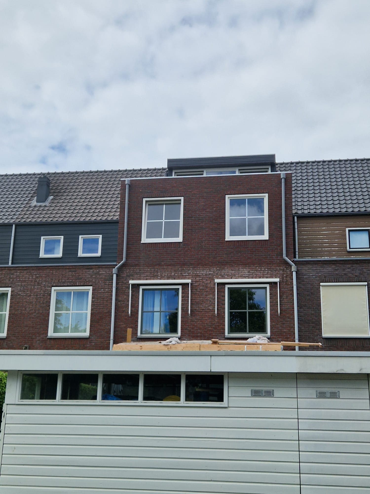 Achtergevel tijdens de bouw: opgemetselde verdieping met dakkapel, Vleuten